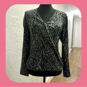 ❤️Top-green leopard print. Very classy.❤️